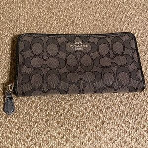 Coach signature C black accordion wallet